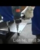 Video Khoét lỗ kim loại với máy khoan cầm tay